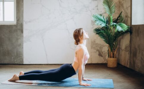 Cómo estirar los isquios en yoga