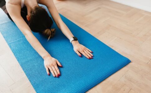 Pasos para hacer el saltamontes en yoga
