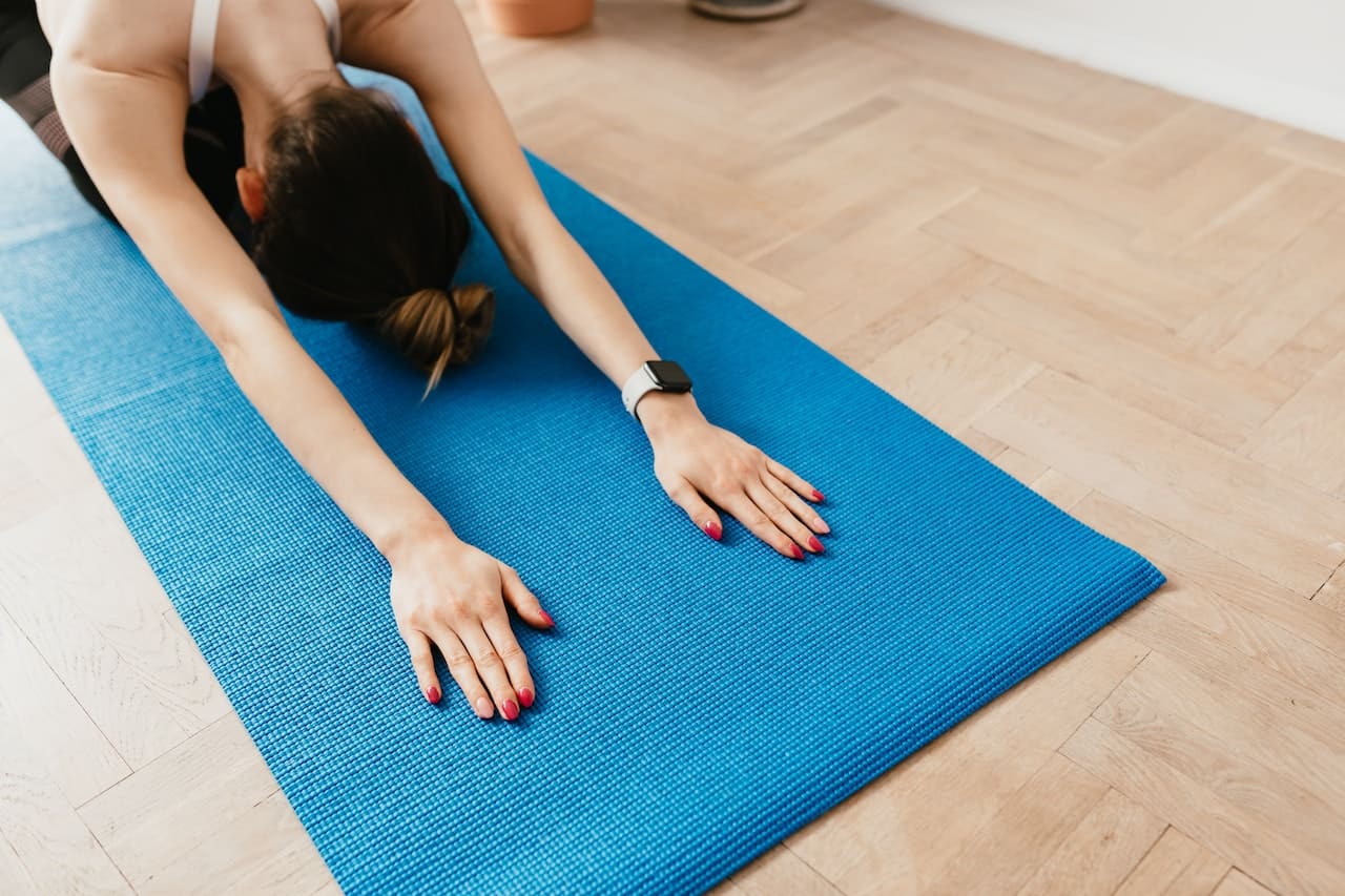 Pasos para hacer el saltamontes en yoga