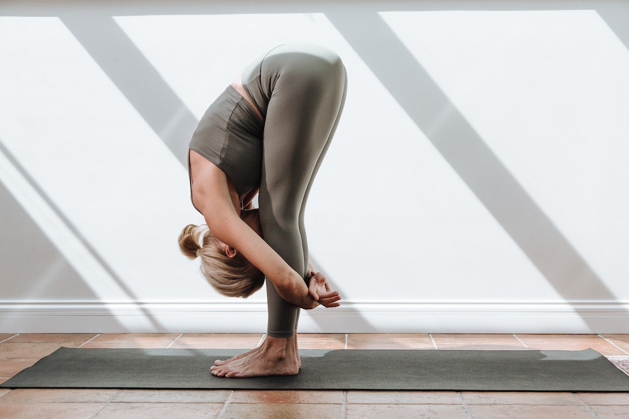 Practicar yoga para tener un equilibrio físico, mental y emocional.